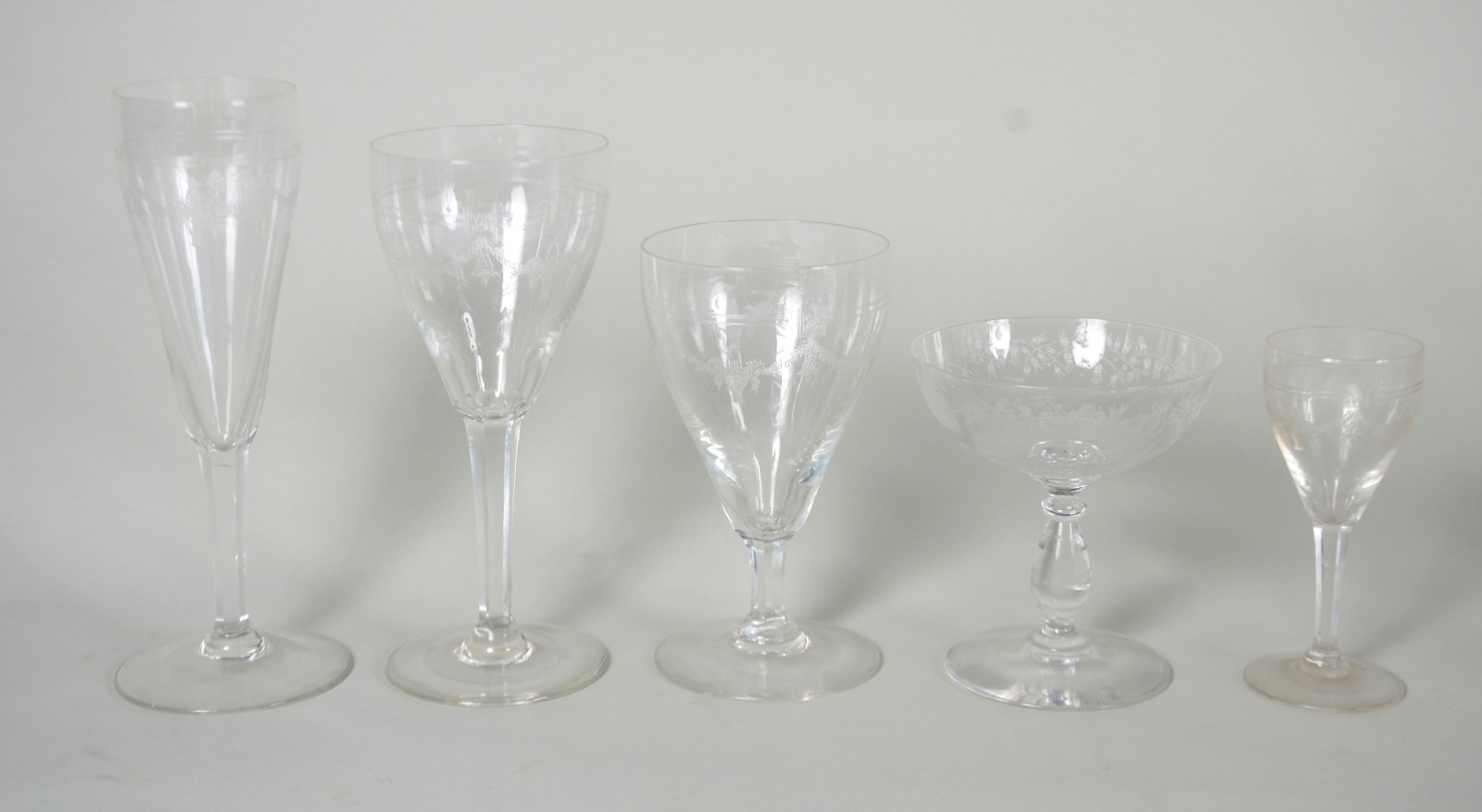 Serviço de cristal francês lavrado, composto de: 8 flutes para... - foto 2 de 6