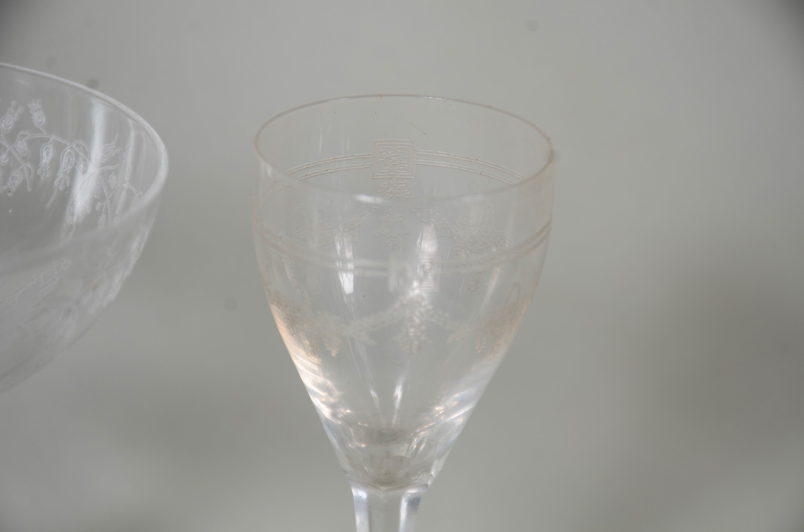 Serviço de cristal francês lavrado, composto de: 8 flutes para... - foto 4 de 6