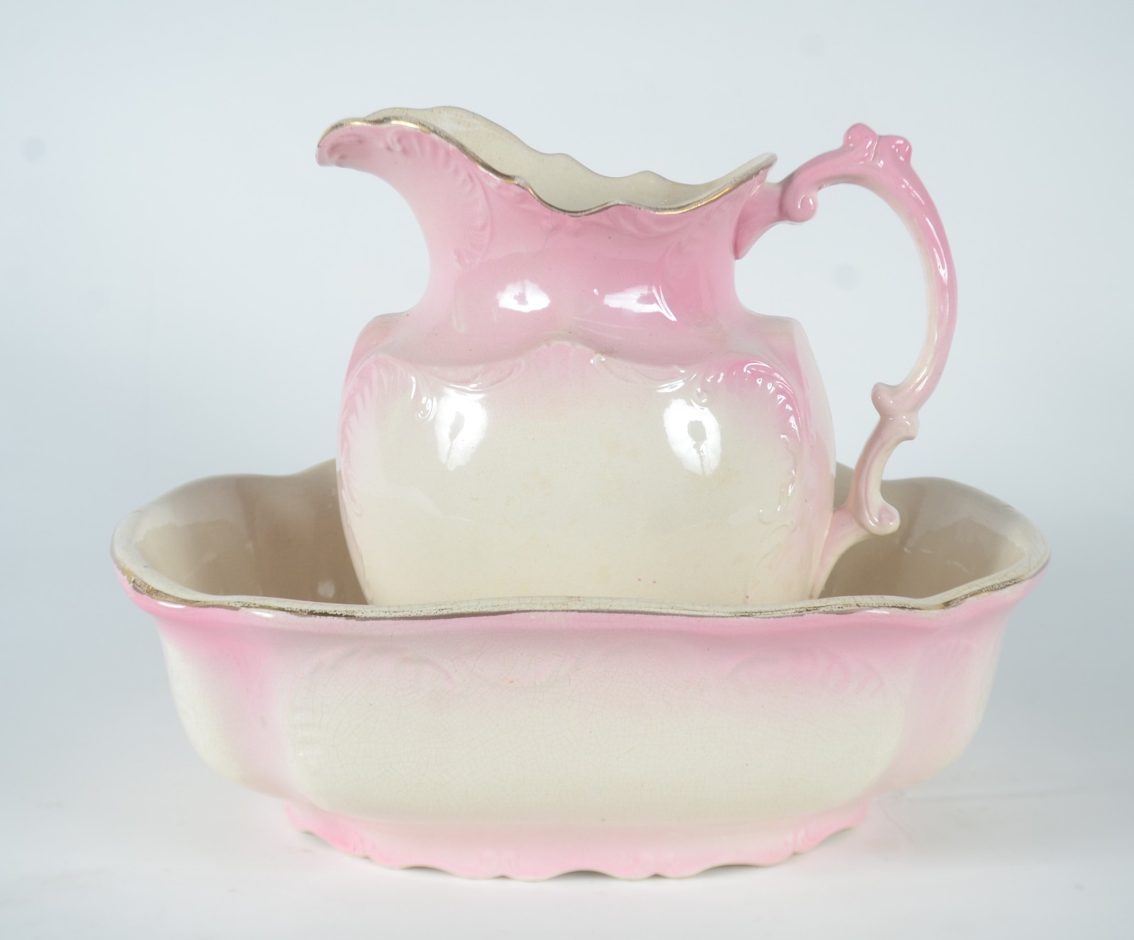 Gomil com bacia de faiança em tons de creme e rosa degradé. Fio de... - foto 1 de 12