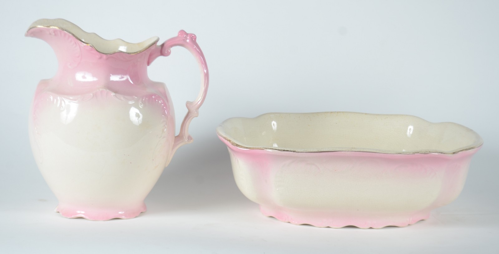 Gomil com bacia de faiança em tons de creme e rosa degradé. Fio de... - foto 2 de 12