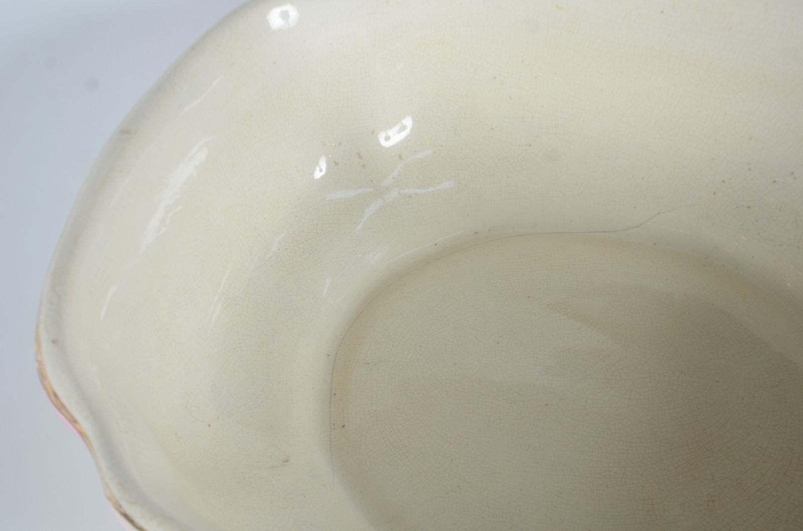 Gomil com bacia de faiança em tons de creme e rosa degradé. Fio de... - foto 6 de 12
