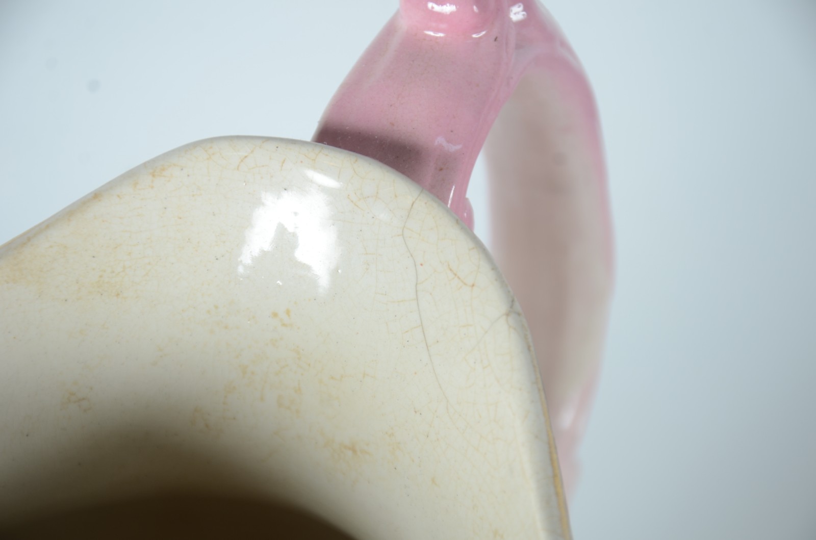 Gomil com bacia de faiança em tons de creme e rosa degradé. Fio de... - foto 8 de 12