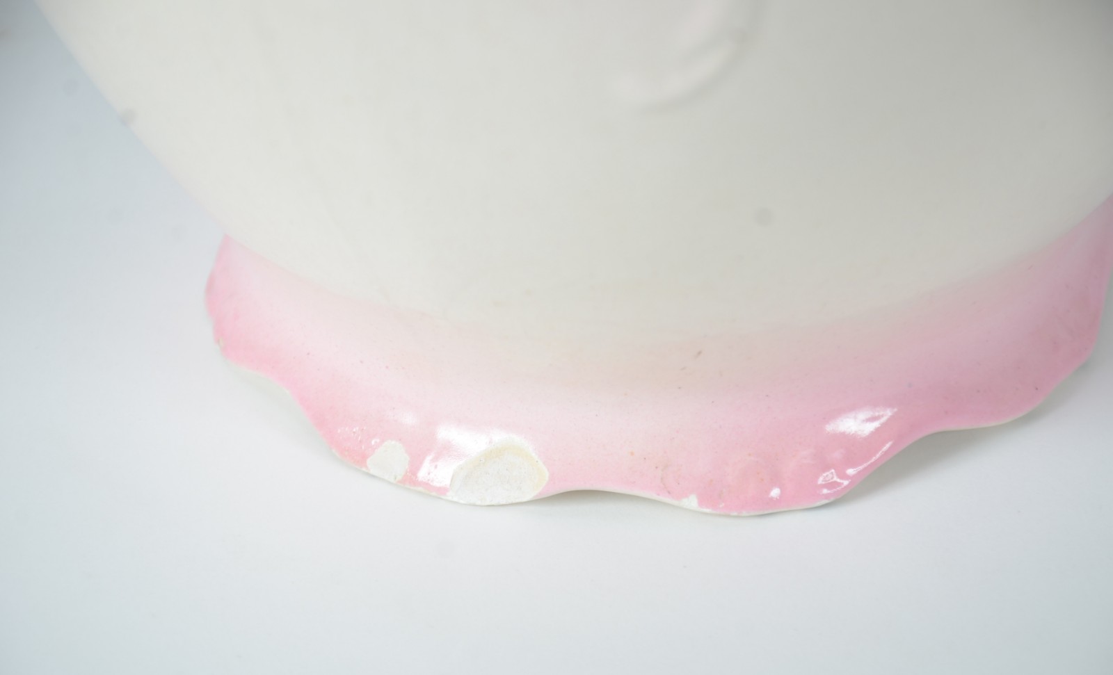 Gomil com bacia de faiança em tons de creme e rosa degradé. Fio de... - foto 9 de 12
