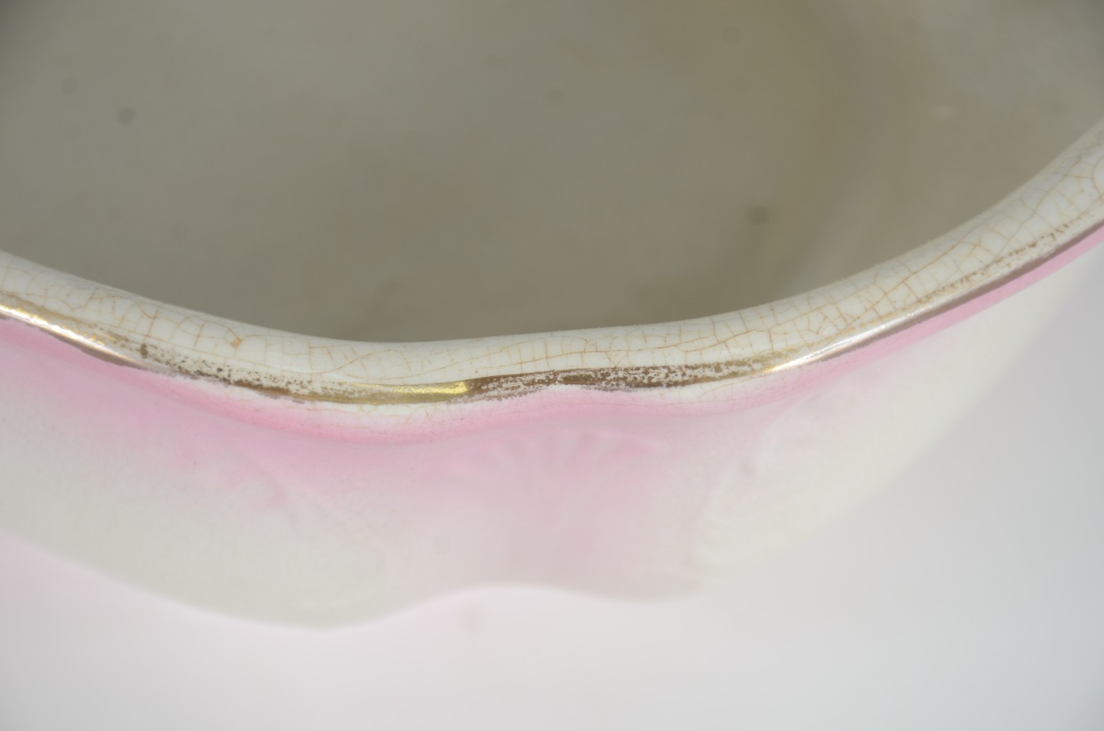 Gomil com bacia de faiança em tons de creme e rosa degradé. Fio de... - foto 10 de 12