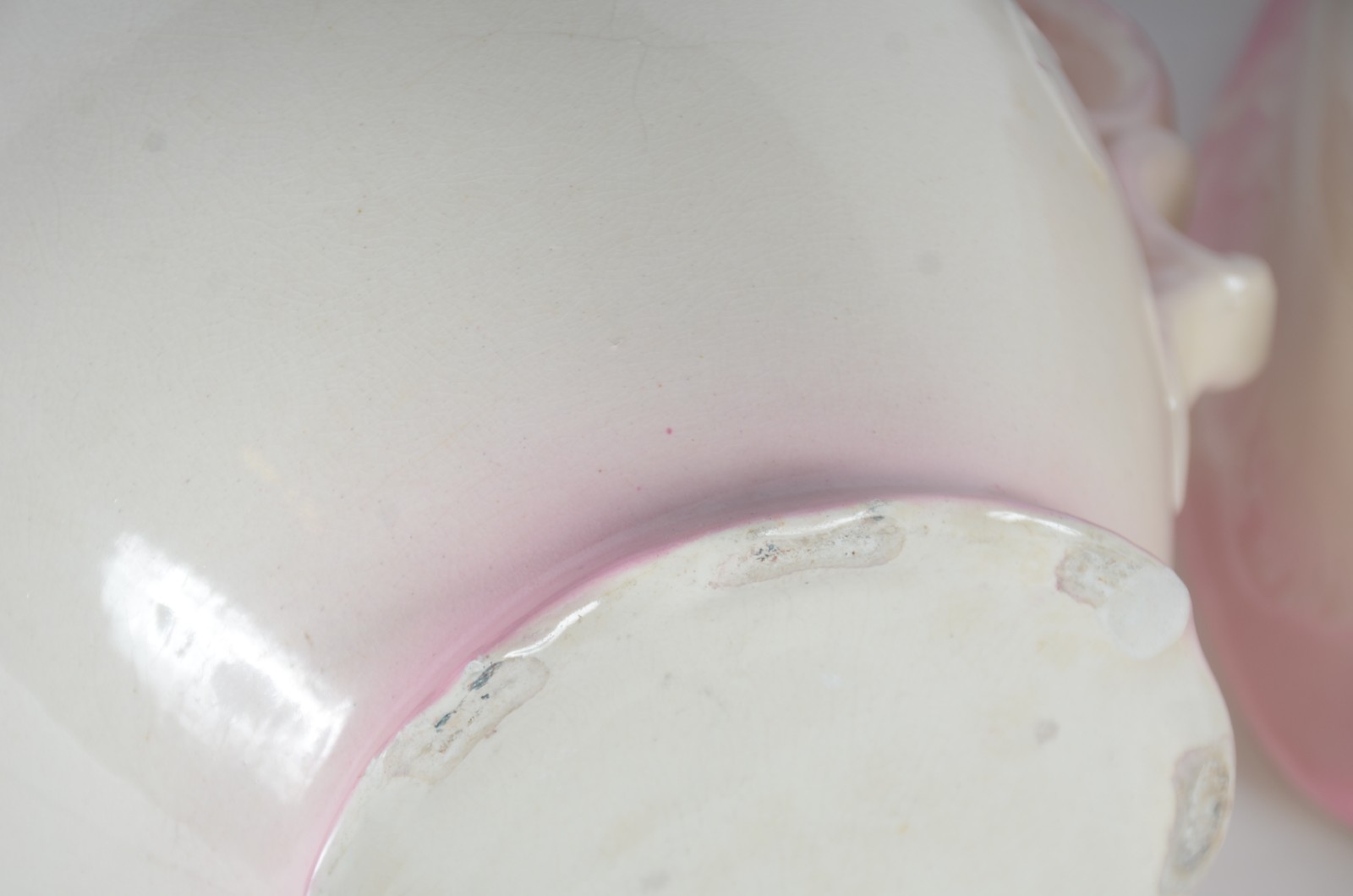 Gomil com bacia de faiança em tons de creme e rosa degradé. Fio de... - foto 11 de 12