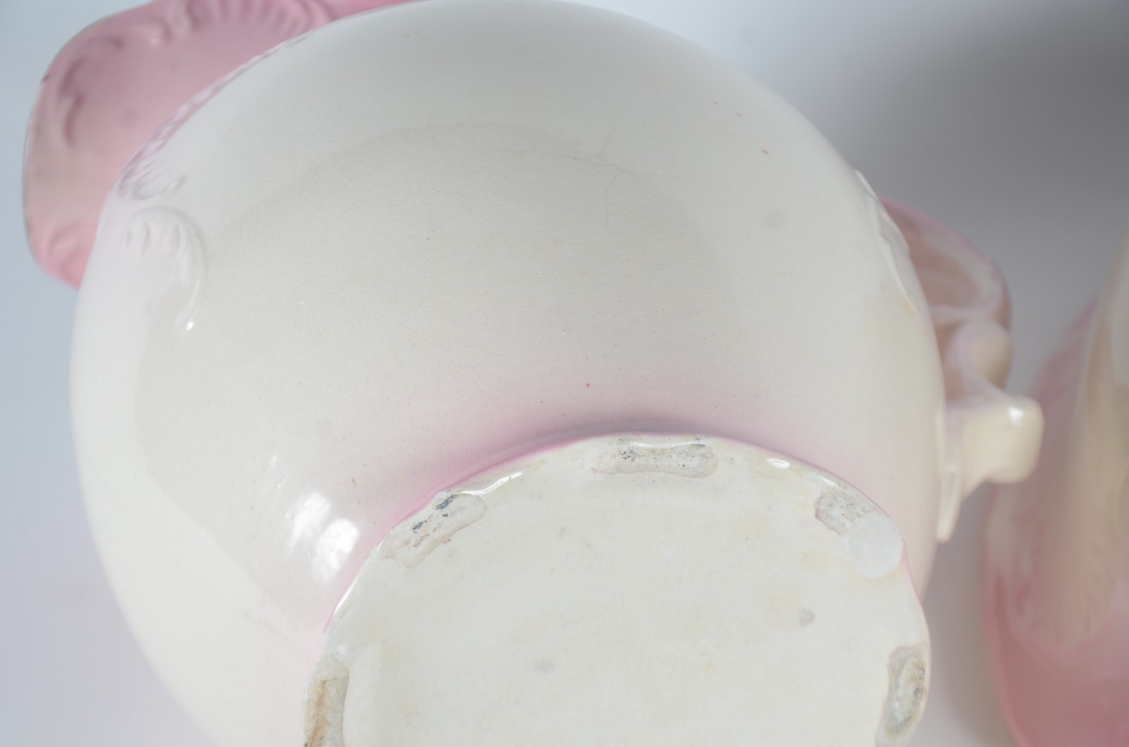 Gomil com bacia de faiança em tons de creme e rosa degradé. Fio de... - foto 12 de 12
