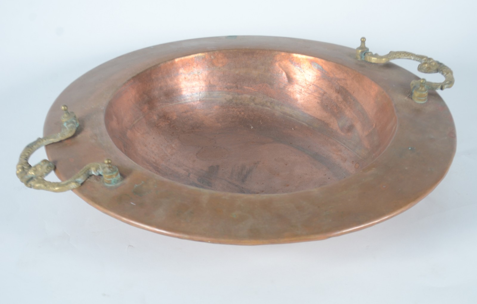 Bowl de cobre com alças douradas. - foto 2 de 9