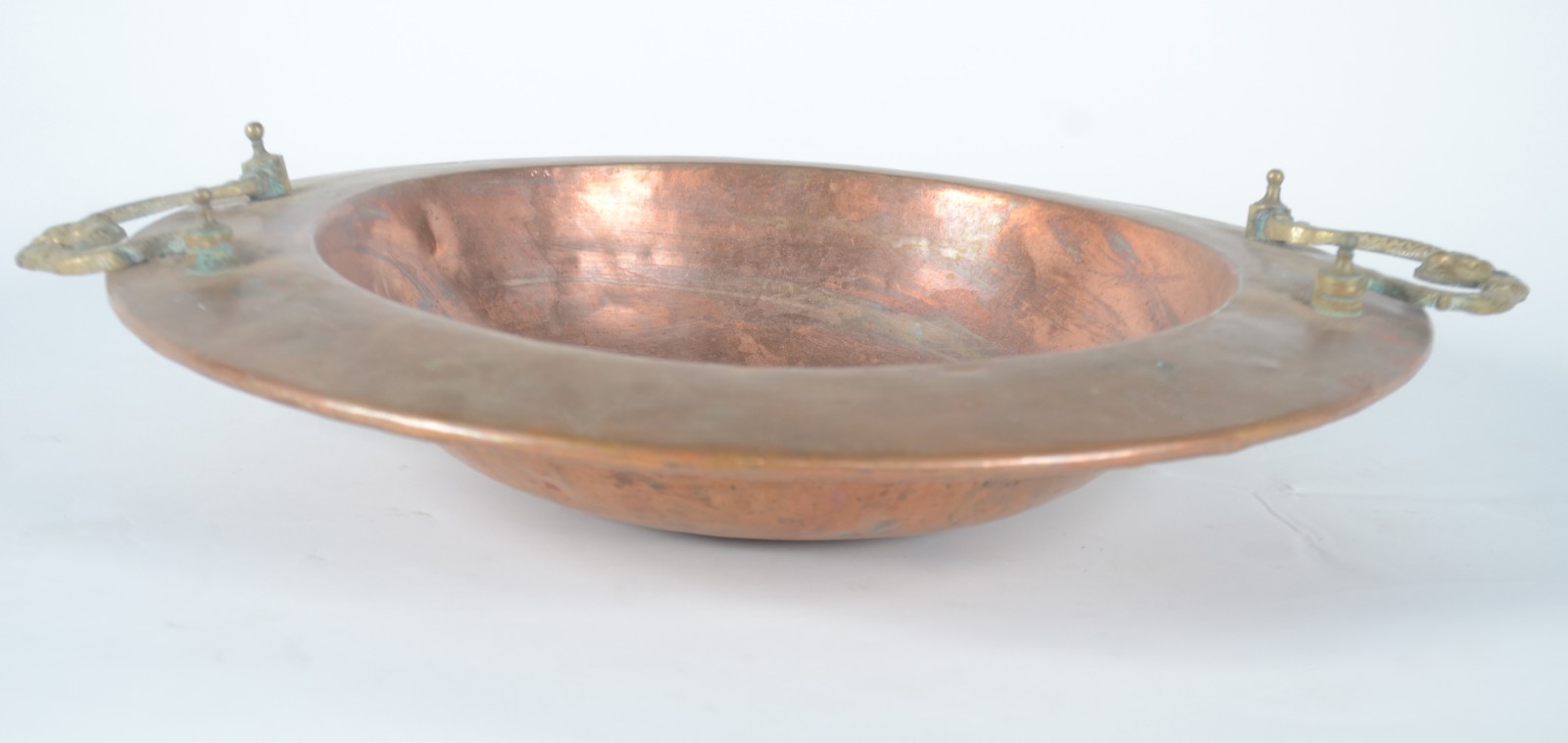 Bowl de cobre com alças douradas. - foto 3 de 9