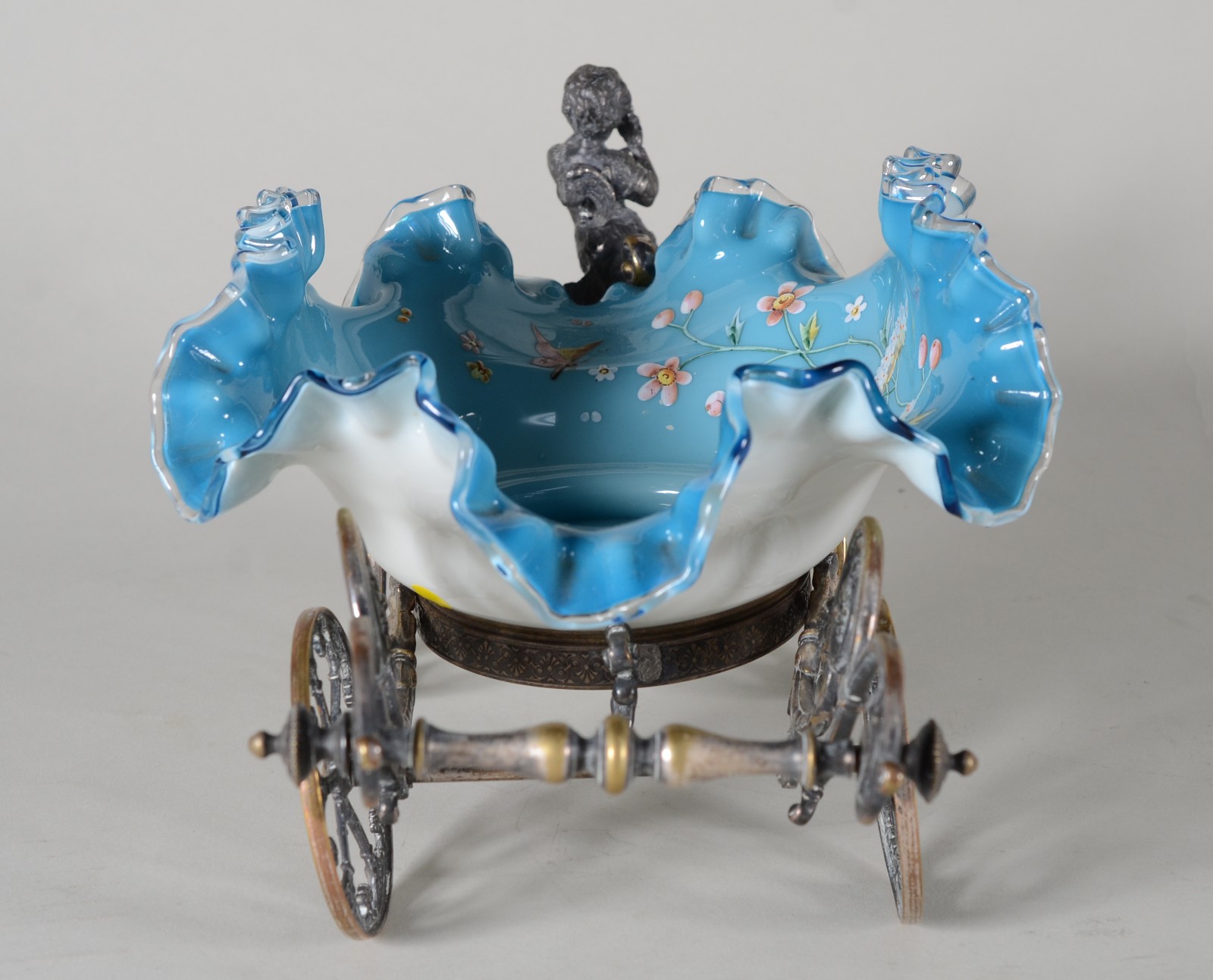 Floreira de metal na forma de charrete, figura angelical estilizada... - foto 4 de 10