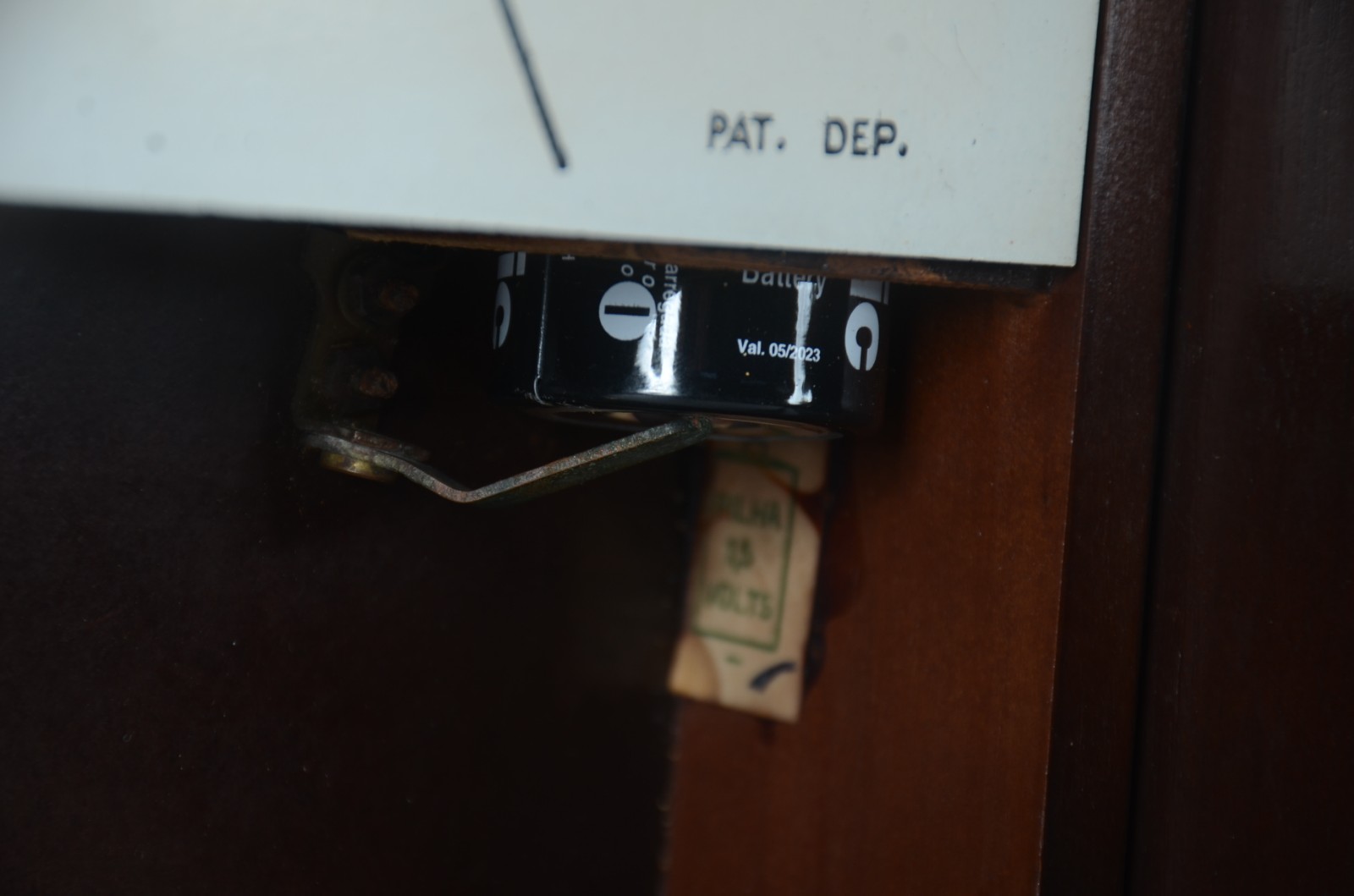 Relógio de parede á pilha, marca Dimep, caixa de madeira. Máquina... - foto 6 de 9