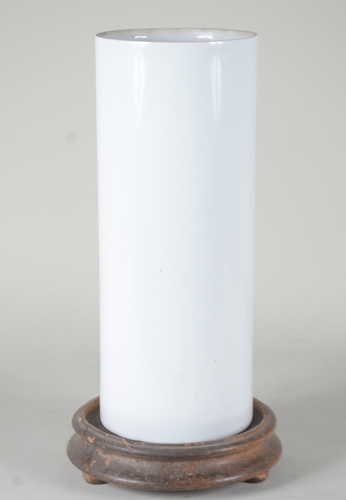 Bengaleiro de porcelana branca feitio cilíndrico, base de madeira com... - foto 1 de 8