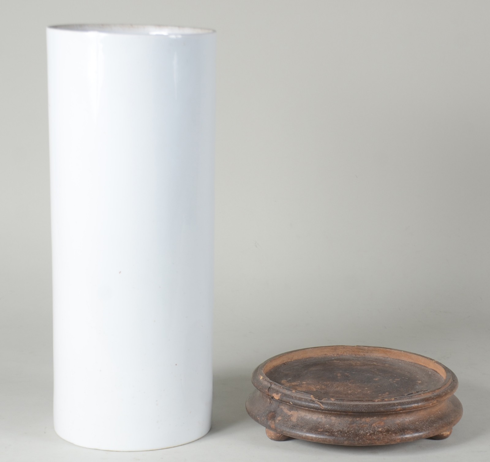 Bengaleiro de porcelana branca feitio cilíndrico, base de madeira com... - foto 2 de 8