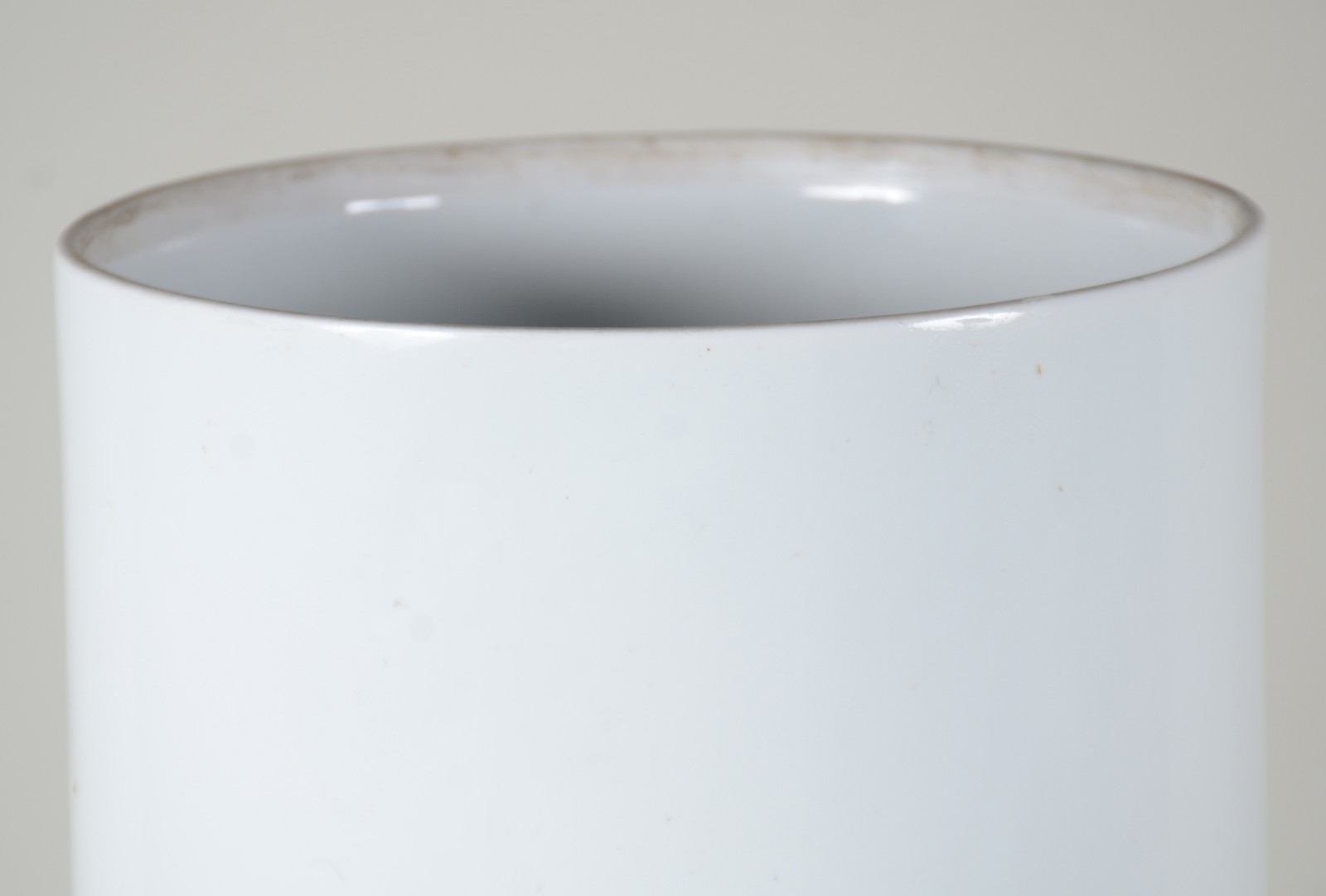 Bengaleiro de porcelana branca feitio cilíndrico, base de madeira com... - foto 3 de 8