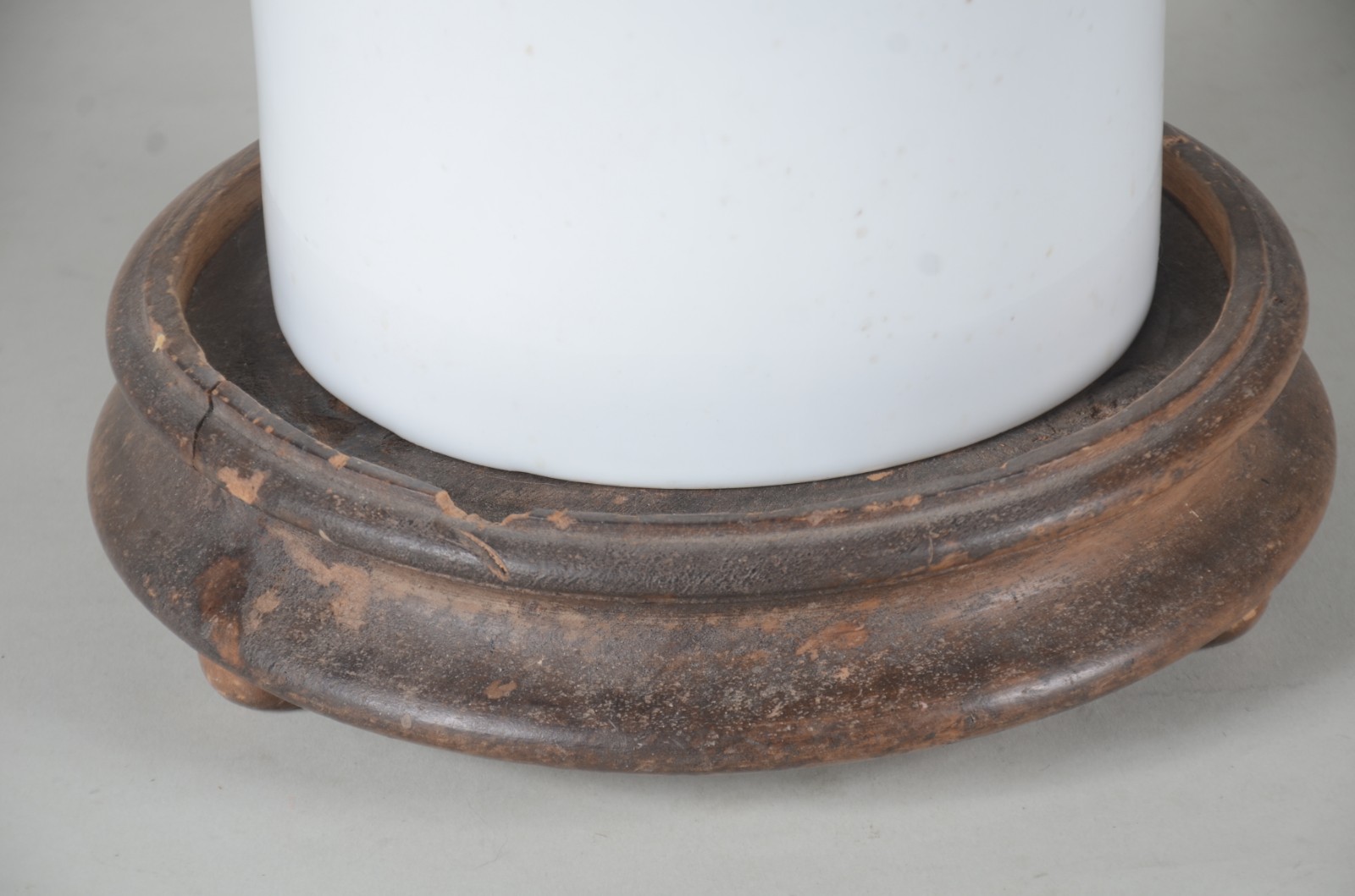 Bengaleiro de porcelana branca feitio cilíndrico, base de madeira com... - foto 4 de 8