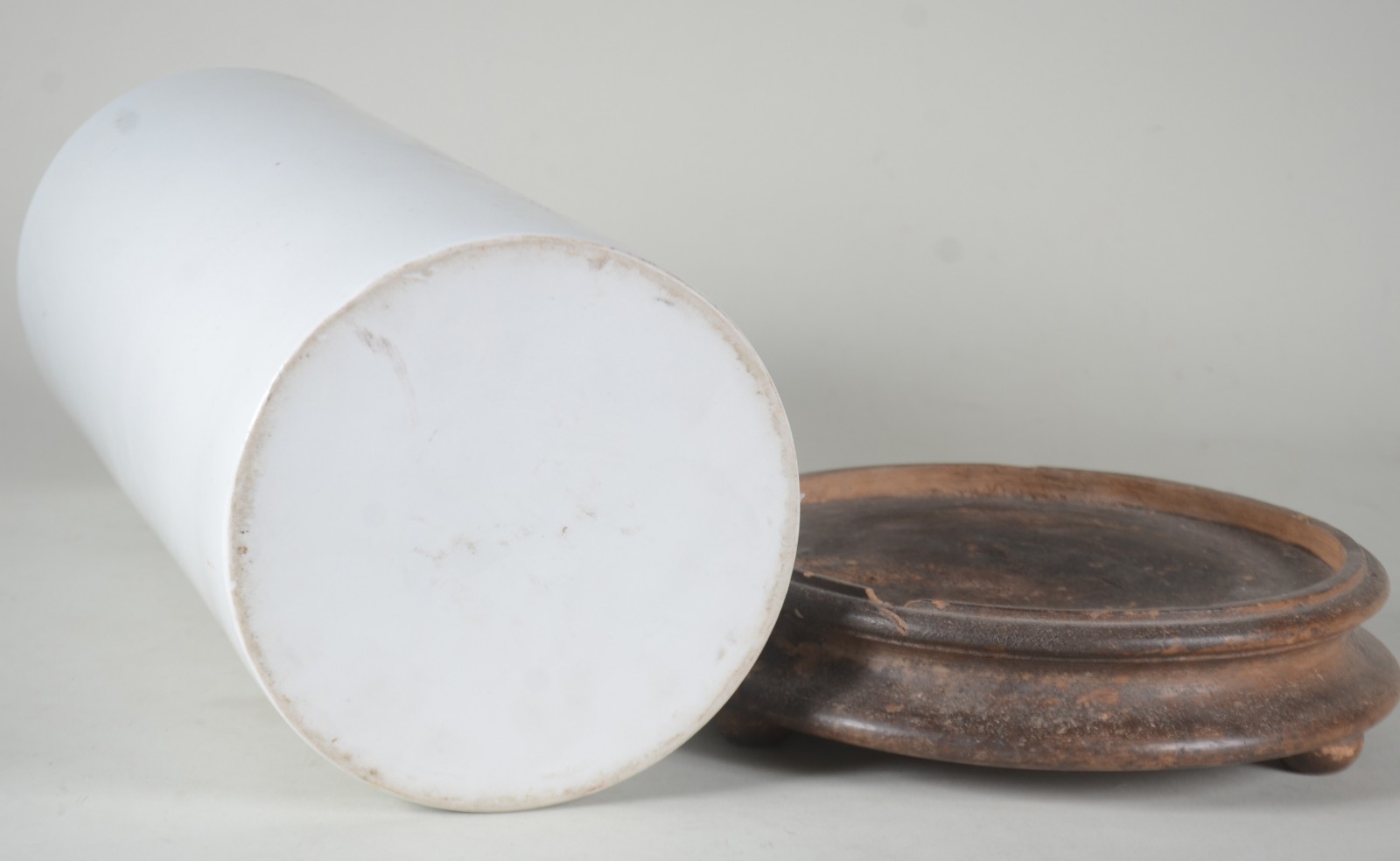 Bengaleiro de porcelana branca feitio cilíndrico, base de madeira com... - foto 5 de 8