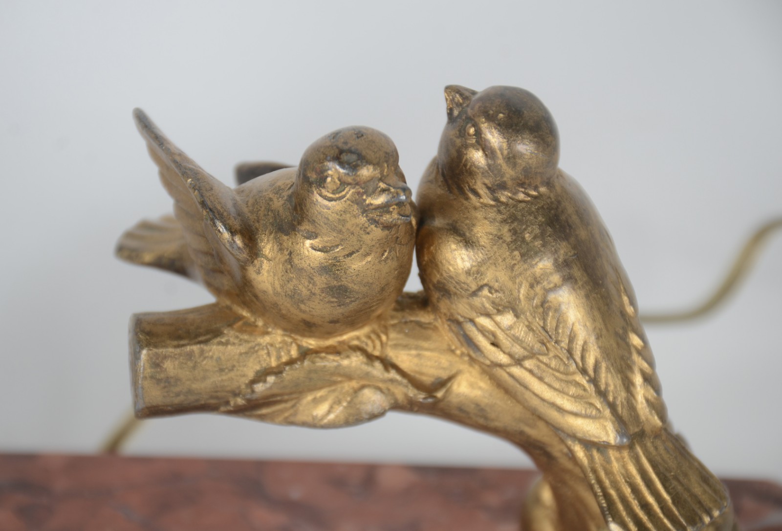 Quebra luz com escultura de metal dourado na forma de pássaros, manga... - foto 5 de 7