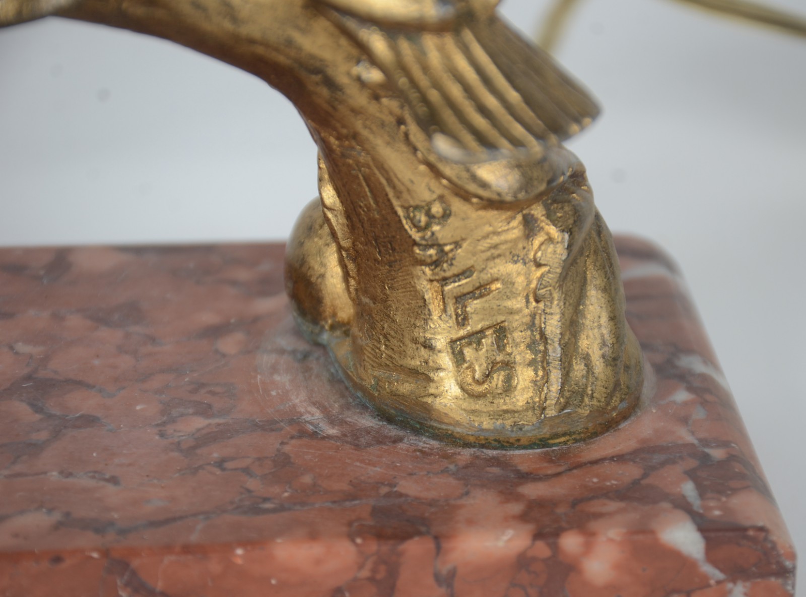 Quebra luz com escultura de metal dourado na forma de pássaros, manga... - foto 7 de 7