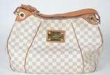 Louis Vuitton (1854),  - Bolsa feminina branca com logotipo, detalhes de couro natural e metal dourado. Nº M14100.