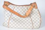 Louis Vuitton (1854),  - Bolsa feminina branca com logotipo, detalhes de couro natural e metal dourado. Nº M14100.