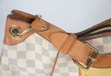 Louis Vuitton (1854),  - Bolsa feminina branca com logotipo, detalhes de couro natural e metal dourado. Nº M14100.