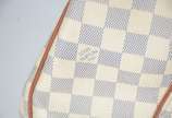 Louis Vuitton (1854),  - Bolsa feminina branca com logotipo, detalhes de couro natural e metal dourado. Nº M14100.