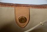 Louis Vuitton (1854),  - Bolsa feminina branca com logotipo, detalhes de couro natural e metal dourado. Nº M14100.