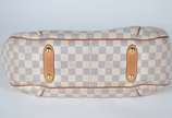 Louis Vuitton (1854),  - Bolsa feminina branca com logotipo, detalhes de couro natural e metal dourado. Nº M14100.