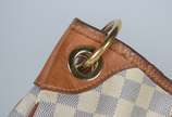 Louis Vuitton (1854),  - Bolsa feminina branca com logotipo, detalhes de couro natural e metal dourado. Nº M14100.