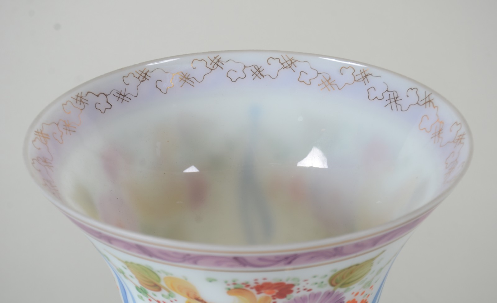 Luminária de vidro branco opalinado com floresm policromia, detalhes... - foto 4 de 8