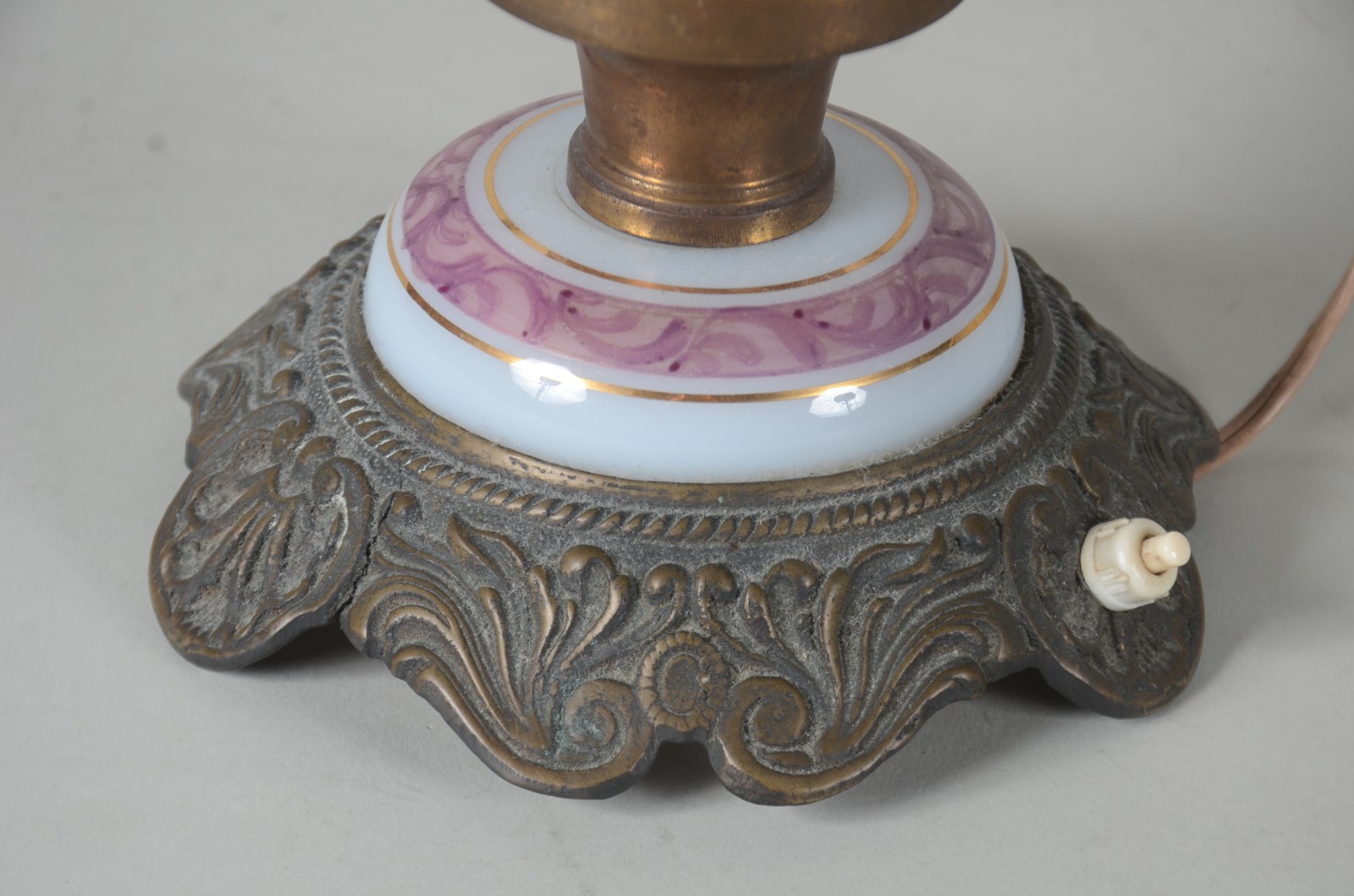 Luminária de vidro branco opalinado com floresm policromia, detalhes... - foto 6 de 8