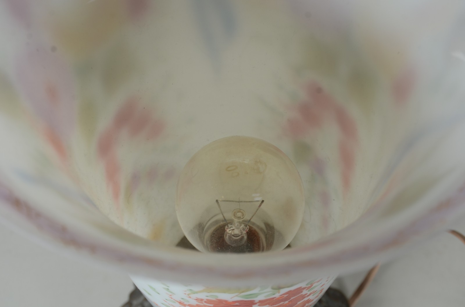 Luminária de vidro branco opalinado com floresm policromia, detalhes... - foto 7 de 8