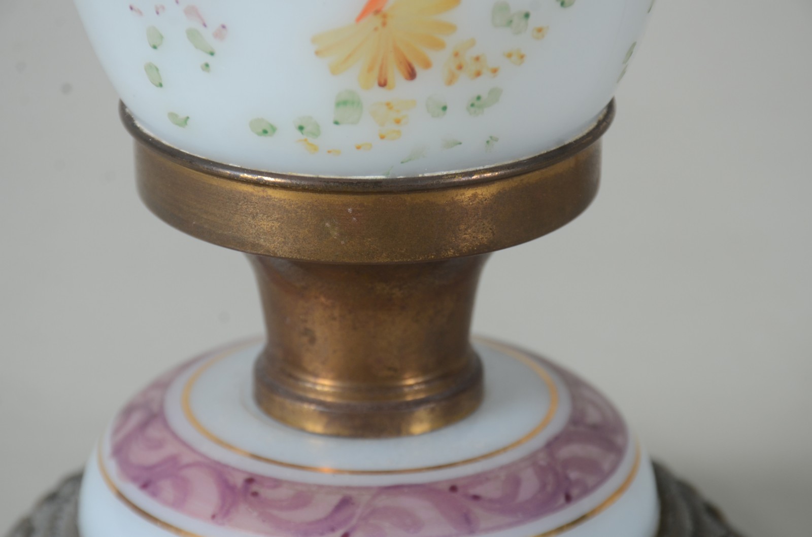 Luminária de vidro branco opalinado com floresm policromia, detalhes... - foto 8 de 8