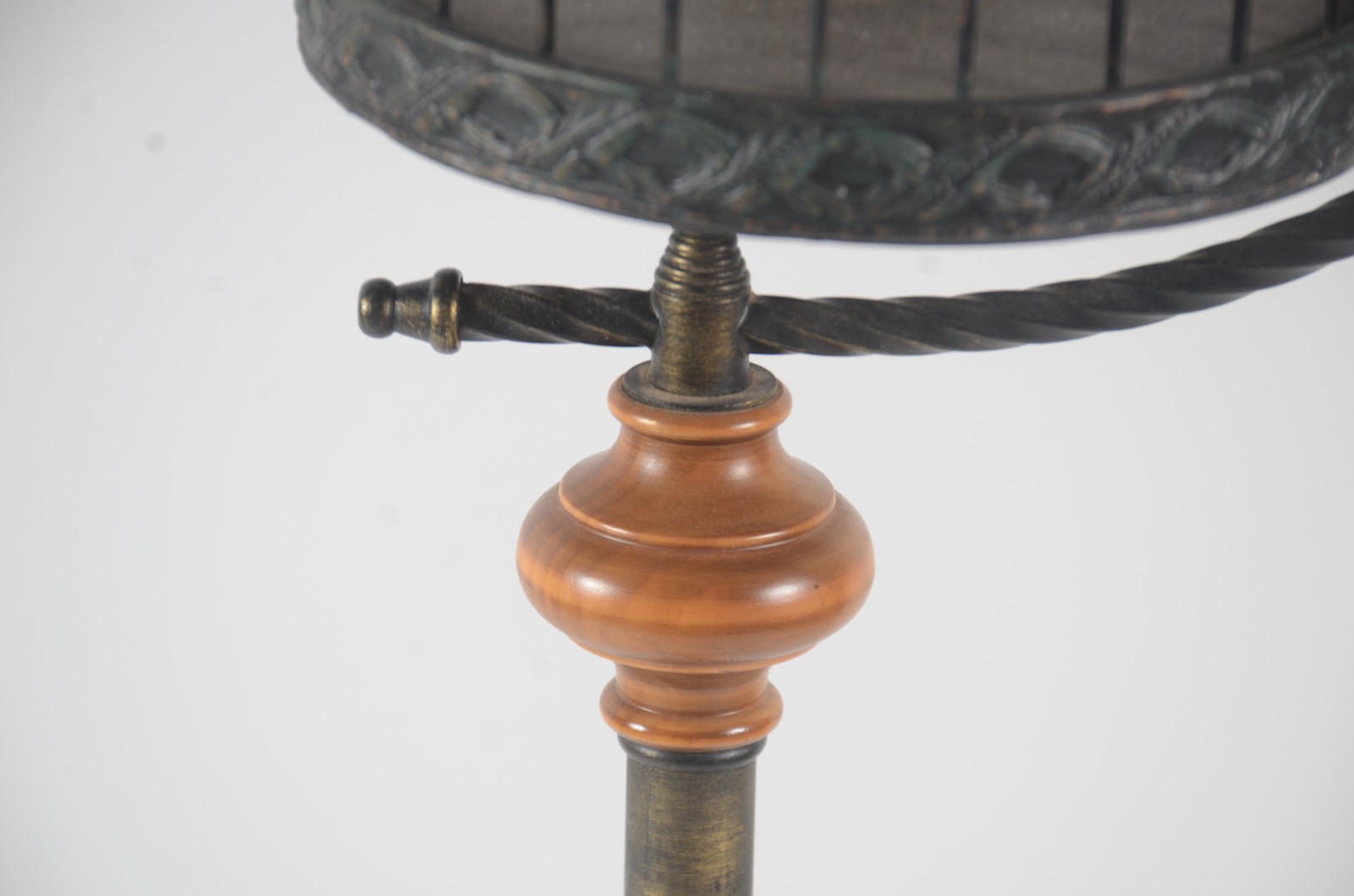 Luminária de pé alto em metal, cúpula na forma de gaiola. - foto 3 de 9