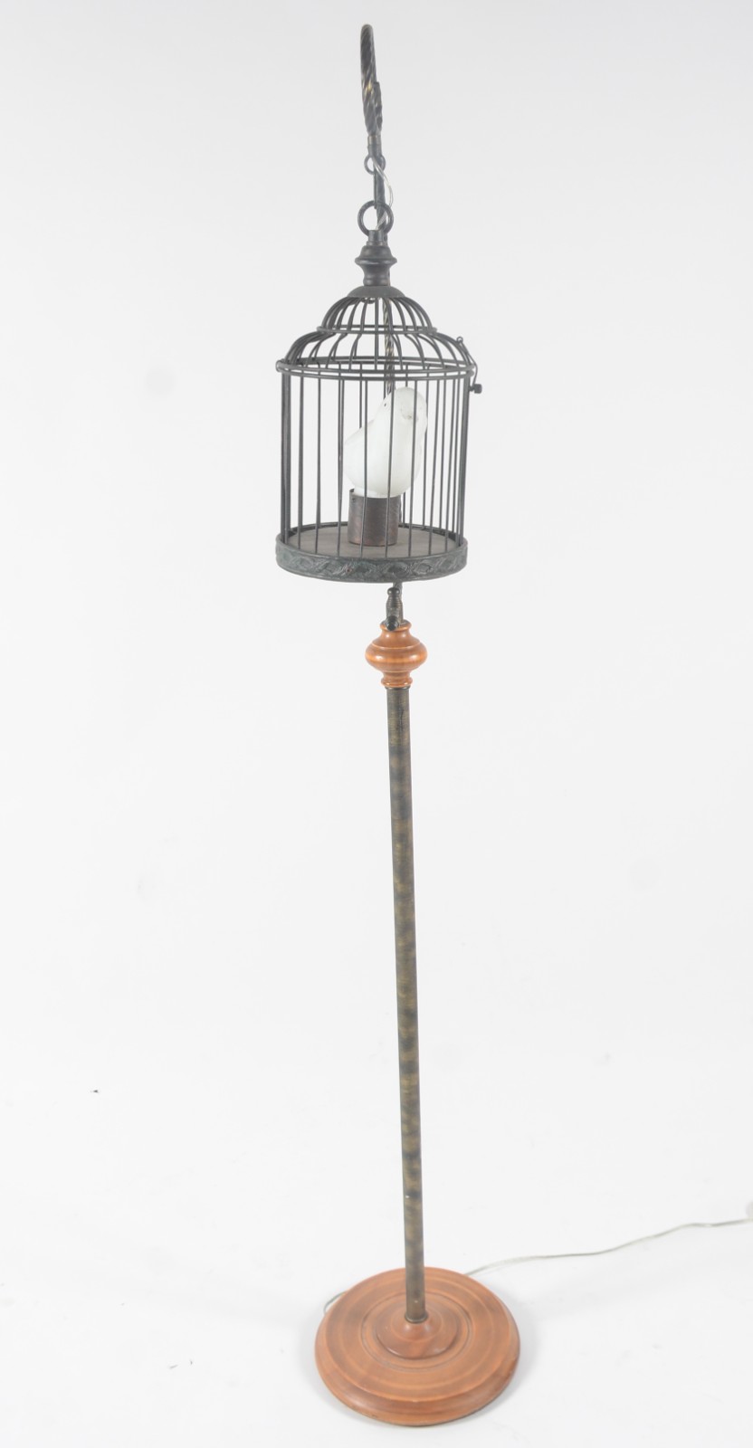 Luminária de pé alto em metal, cúpula na forma de gaiola. - foto 8 de 9