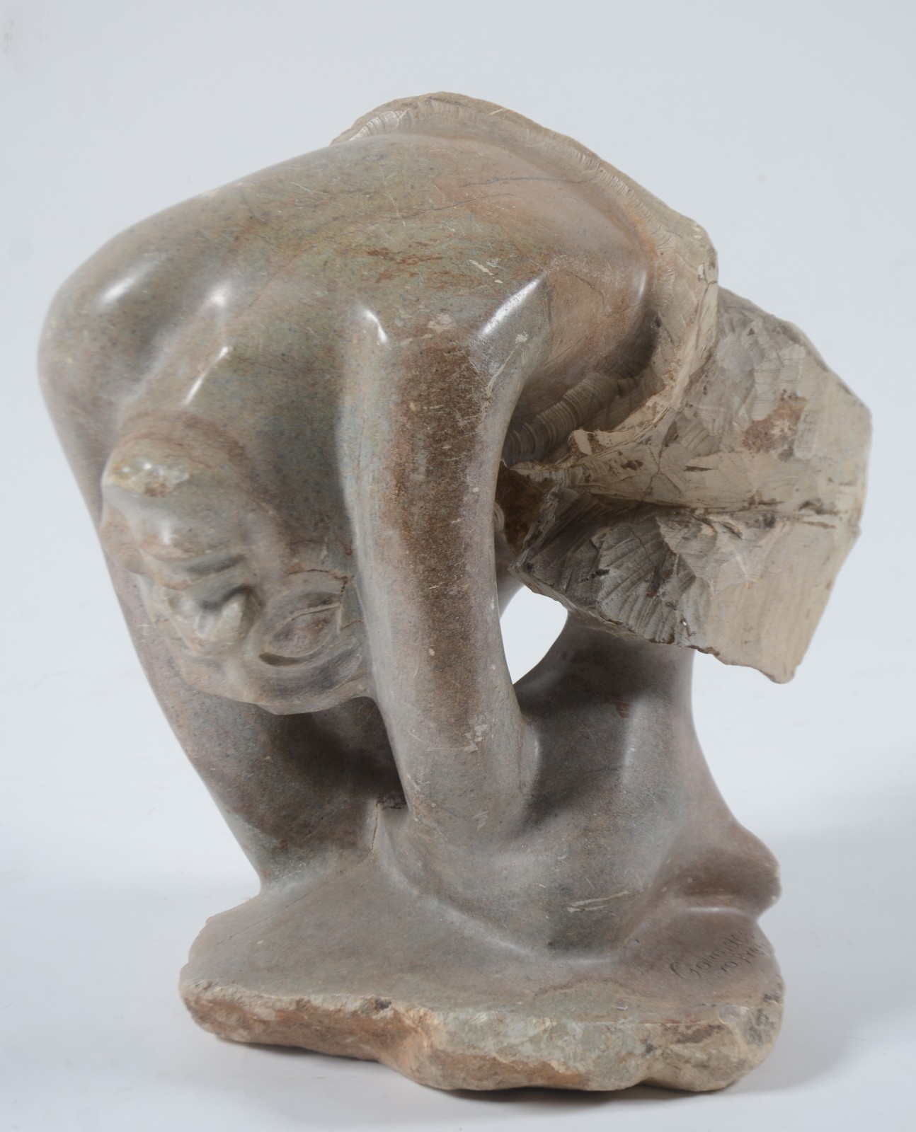Escultura de pedra sabão, assinada. Lascado na base. - foto 2 de 8