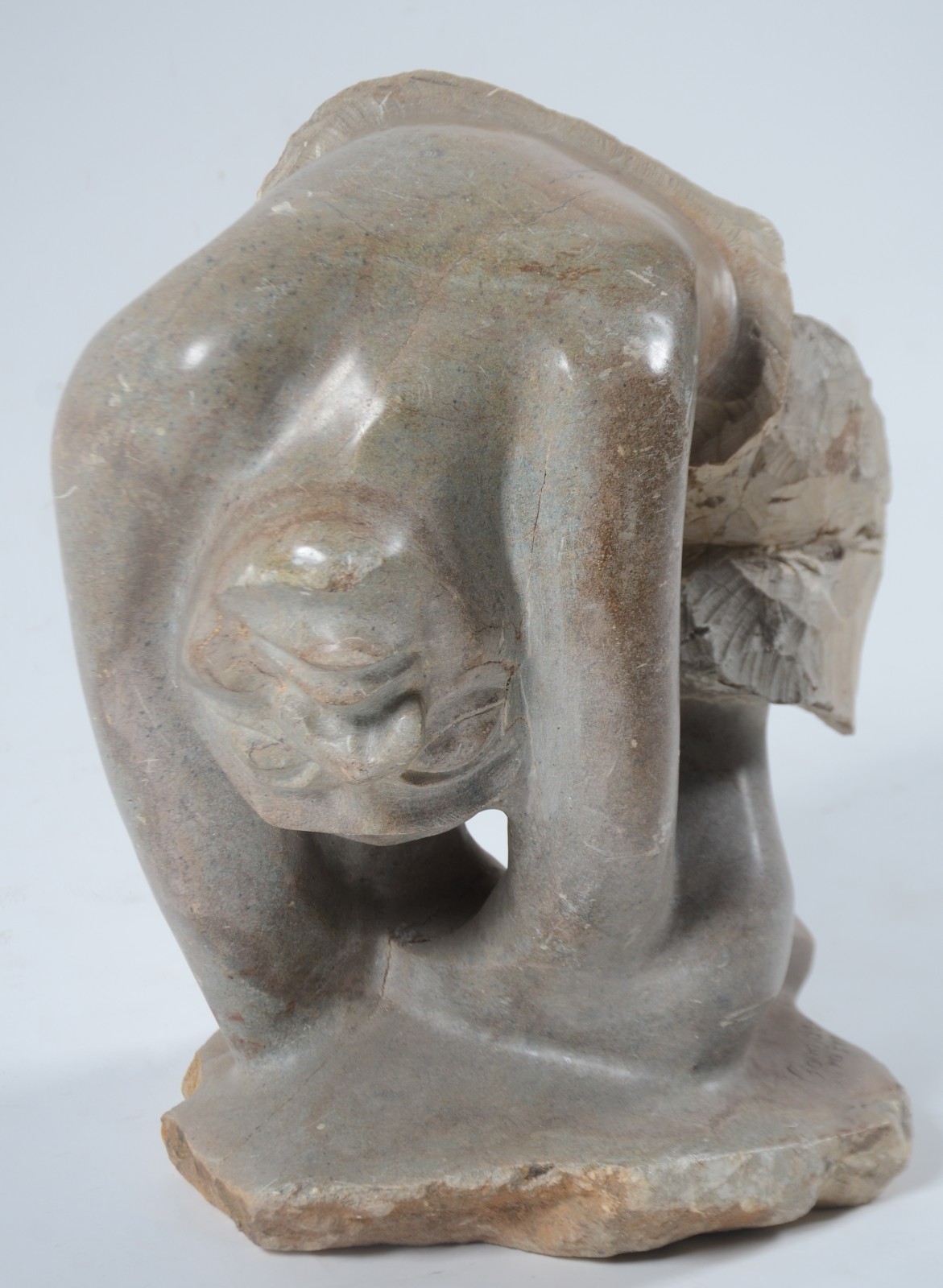Escultura de pedra sabão, assinada. Lascado na base. - foto 1 de 8