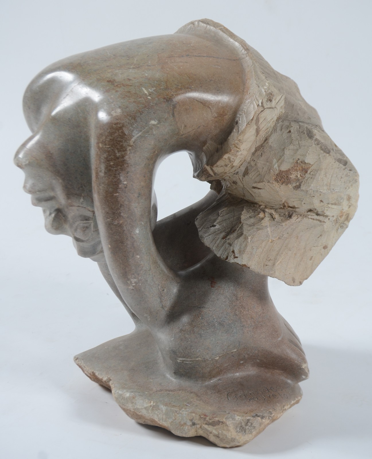 Escultura de pedra sabão, assinada. Lascado na base. - foto 3 de 8