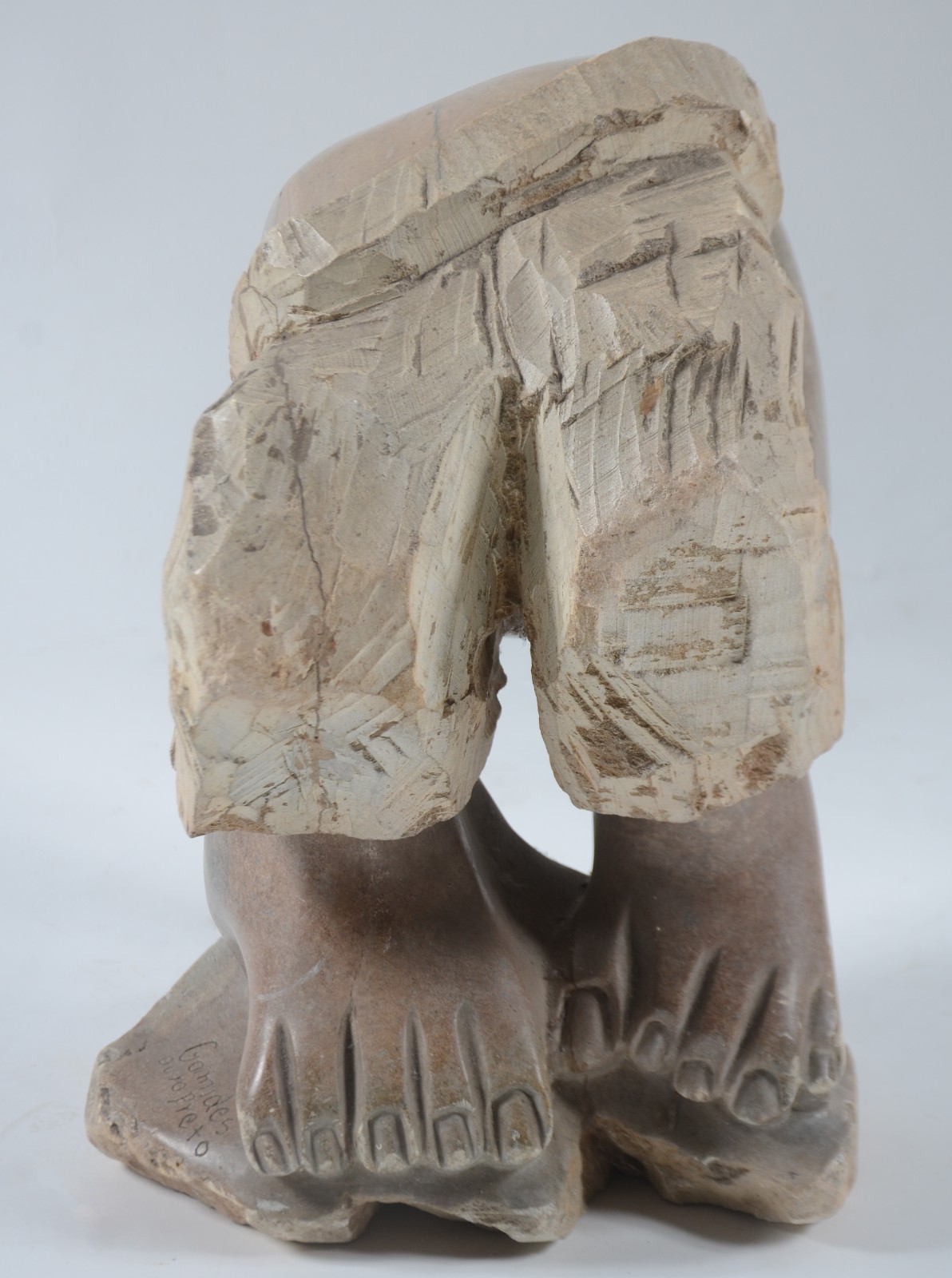 Escultura de pedra sabão, assinada. Lascado na base. - foto 4 de 8
