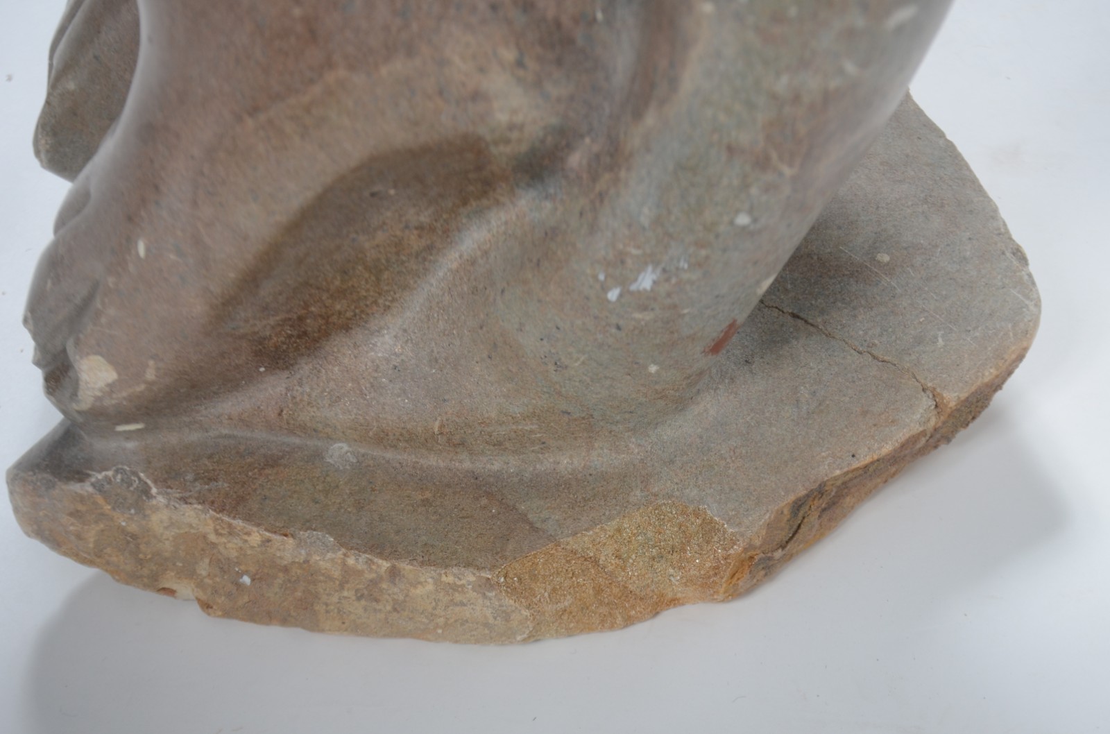 Escultura de pedra sabão, assinada. Lascado na base. - foto 7 de 8
