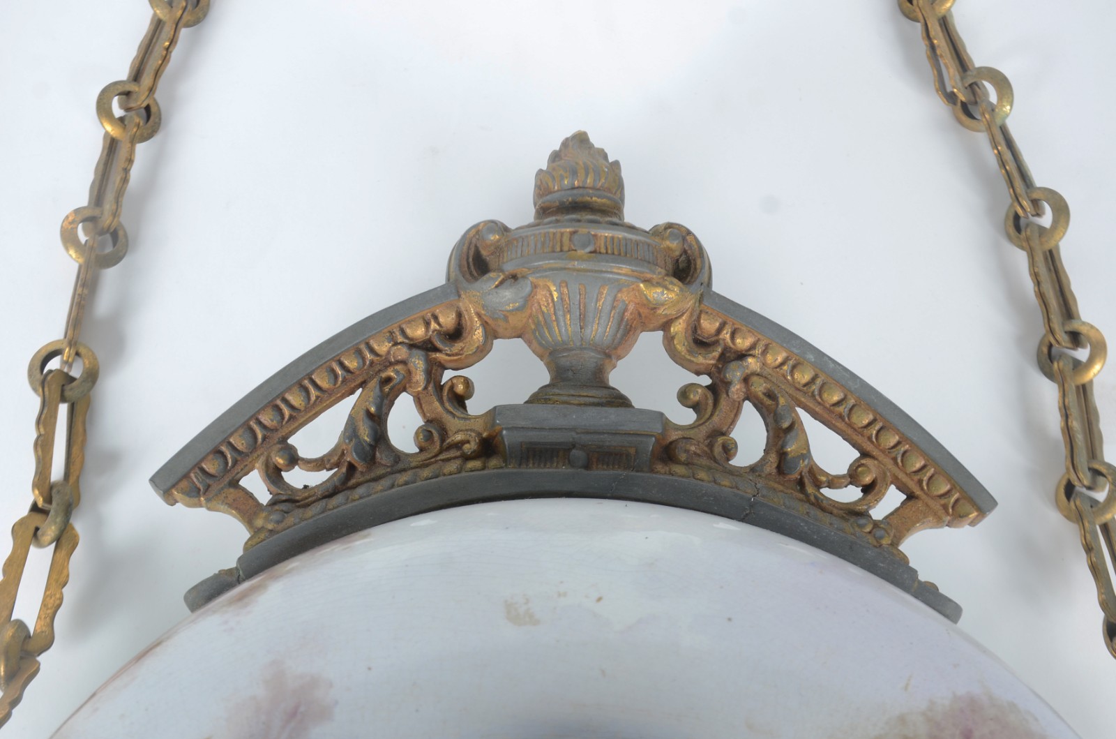 Antigo relógio frances de parede com detalhes de metal dourado e... - foto 6 de 10