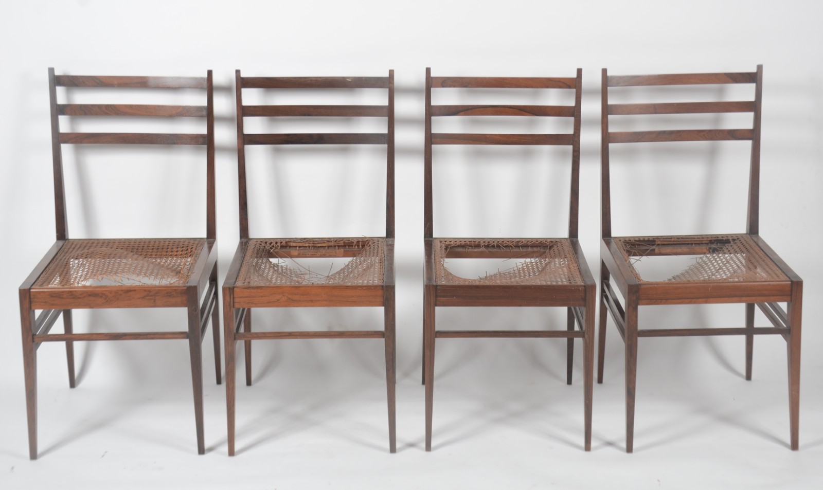 Conjunto com 4 cadeiras de jacarandá, anos 60, encostos com tres... - foto 2 de 6
