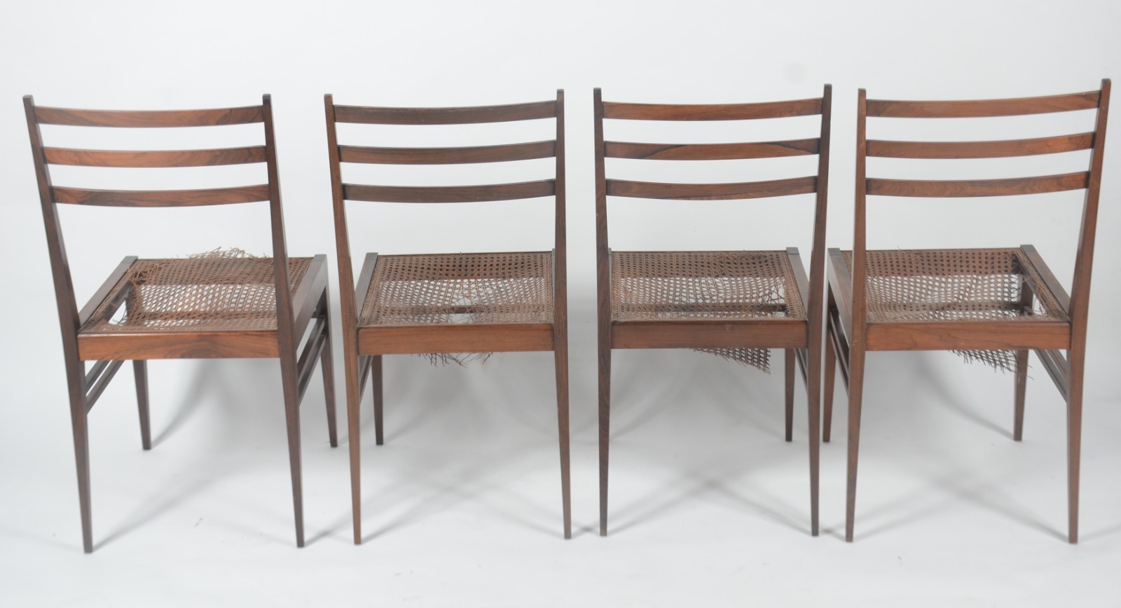 Conjunto com 4 cadeiras de jacarandá, anos 60, encostos com tres... - foto 6 de 6