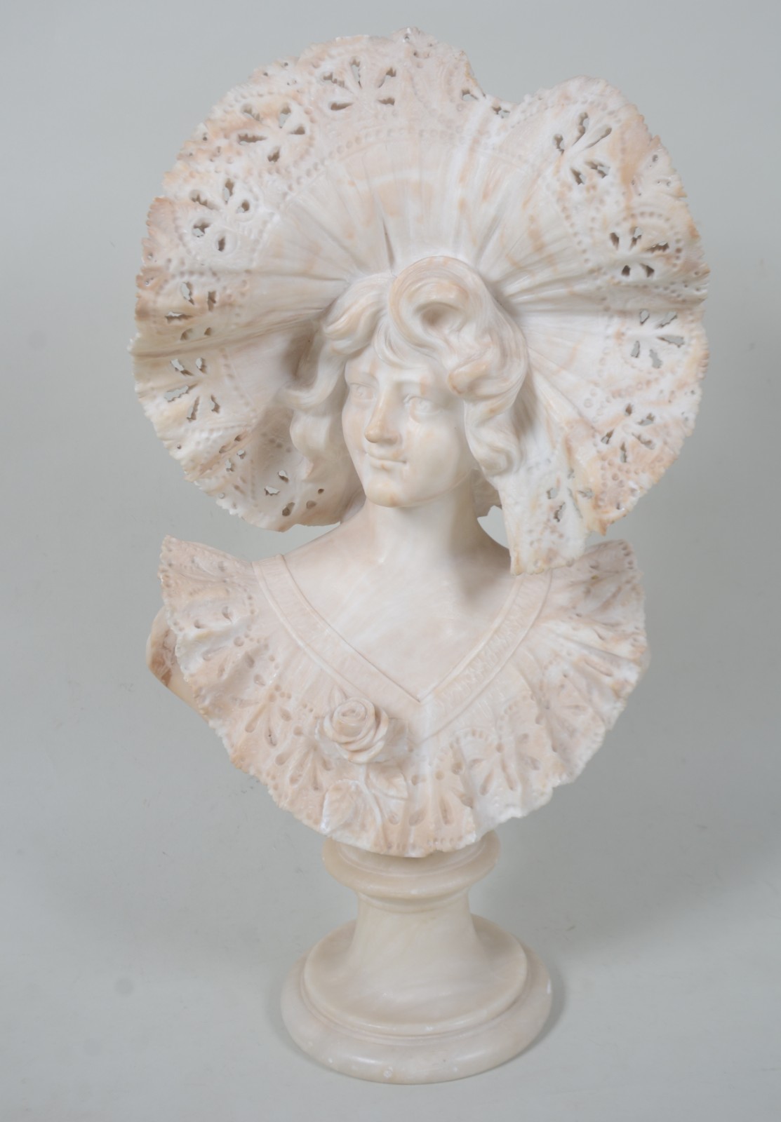 Belíssima escultura de mármore representando figura feminina com... - foto 1 de 10