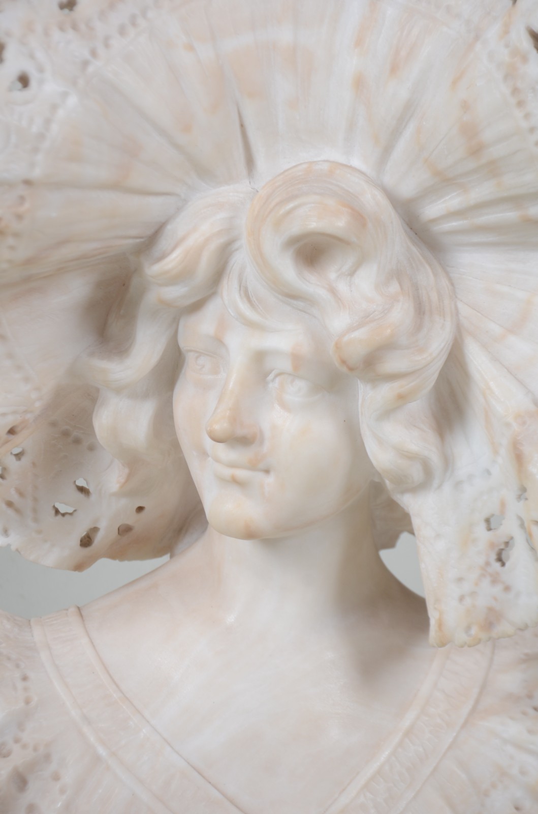 Belíssima escultura de mármore representando figura feminina com... - foto 2 de 10