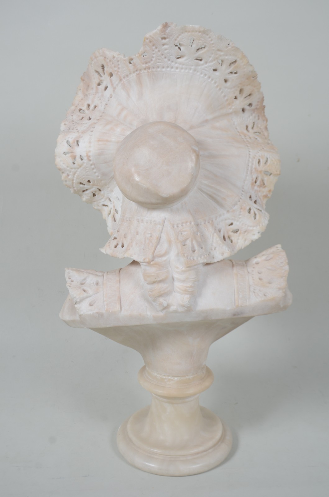 Belíssima escultura de mármore representando figura feminina com... - foto 3 de 10
