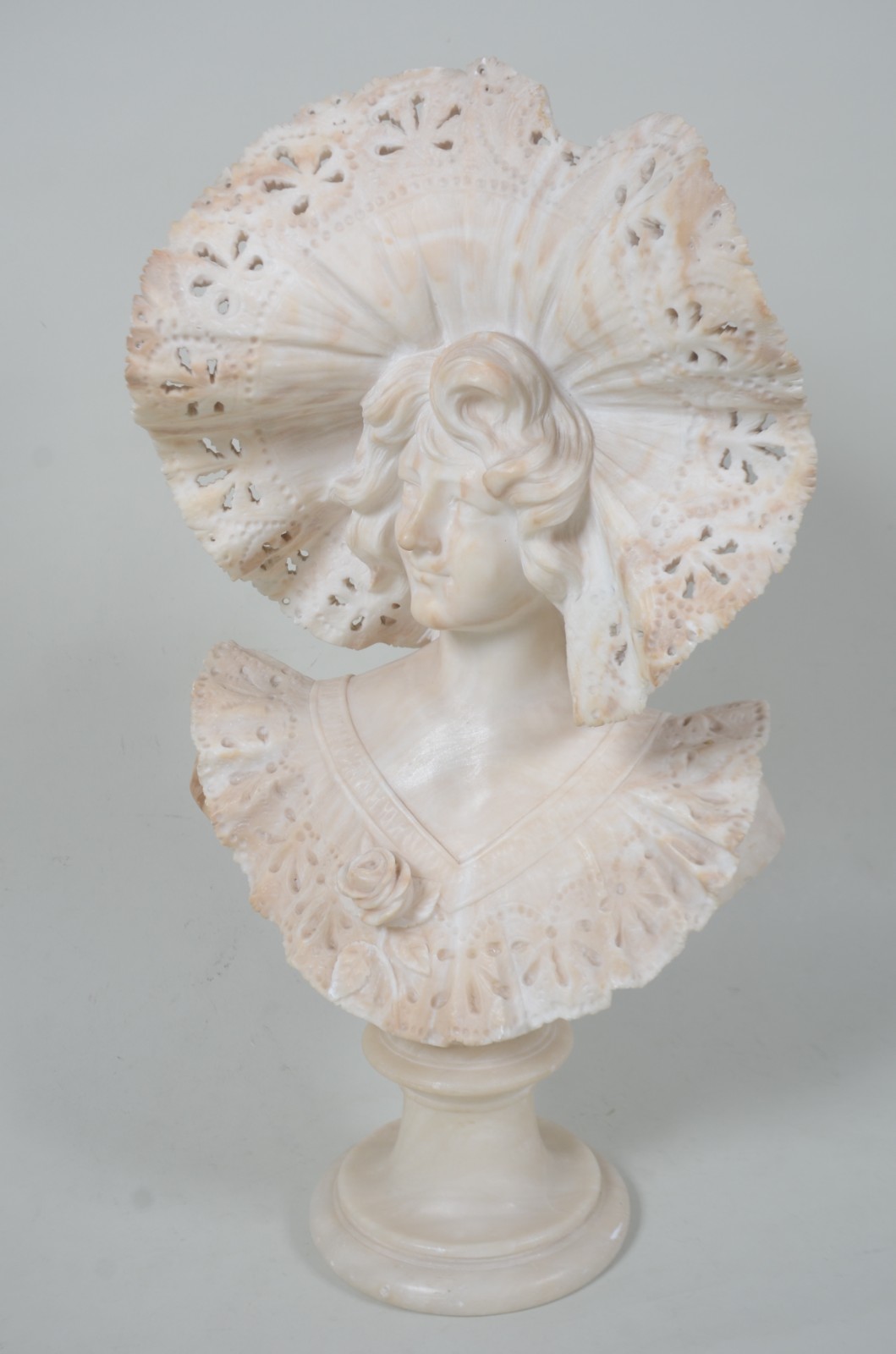 Belíssima escultura de mármore representando figura feminina com... - foto 4 de 10