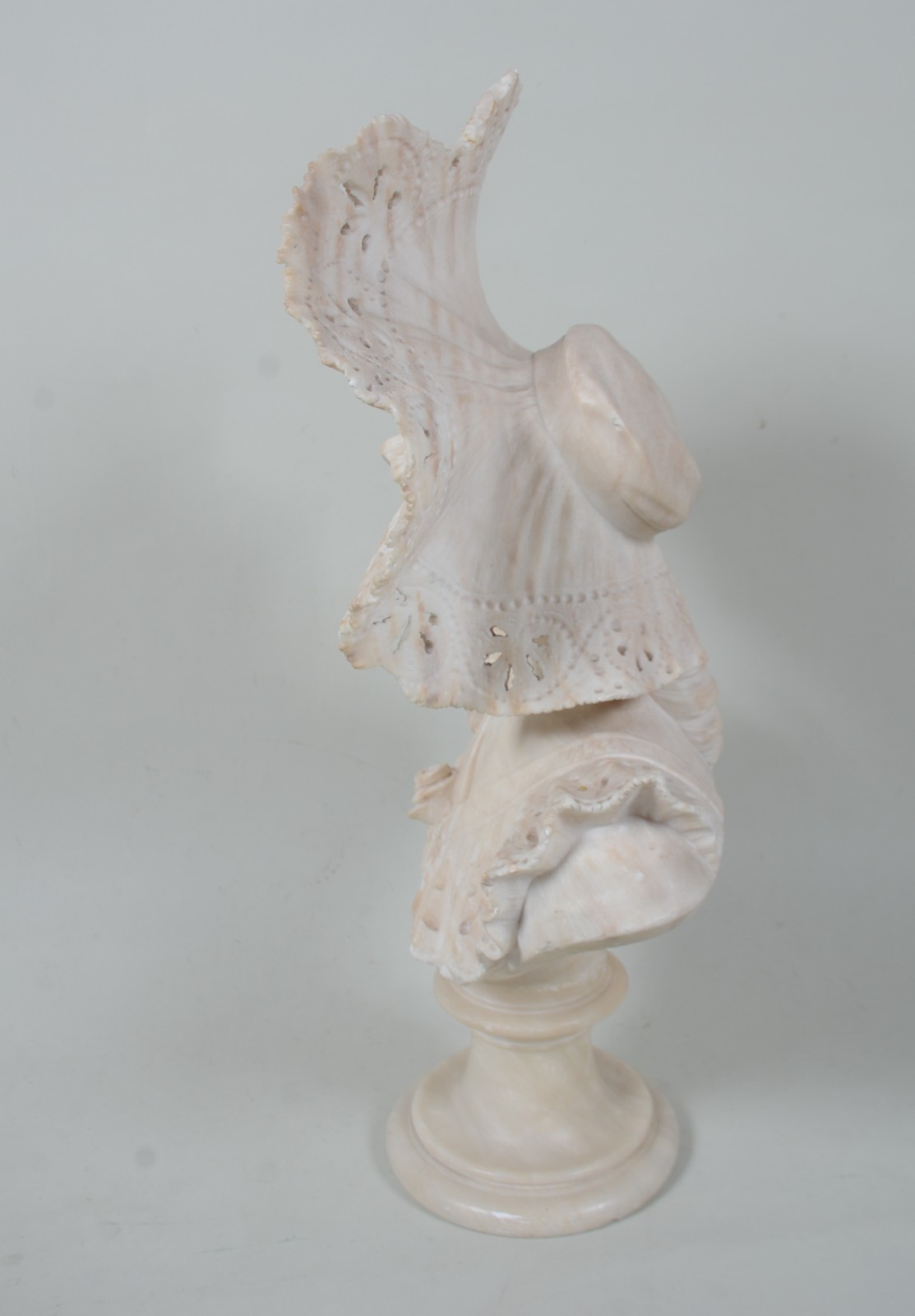 Belíssima escultura de mármore representando figura feminina com... - foto 5 de 10