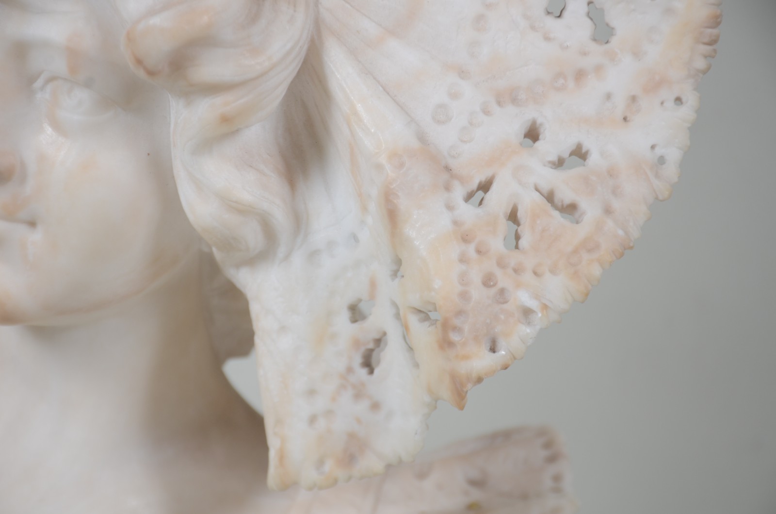 Belíssima escultura de mármore representando figura feminina com... - foto 6 de 10
