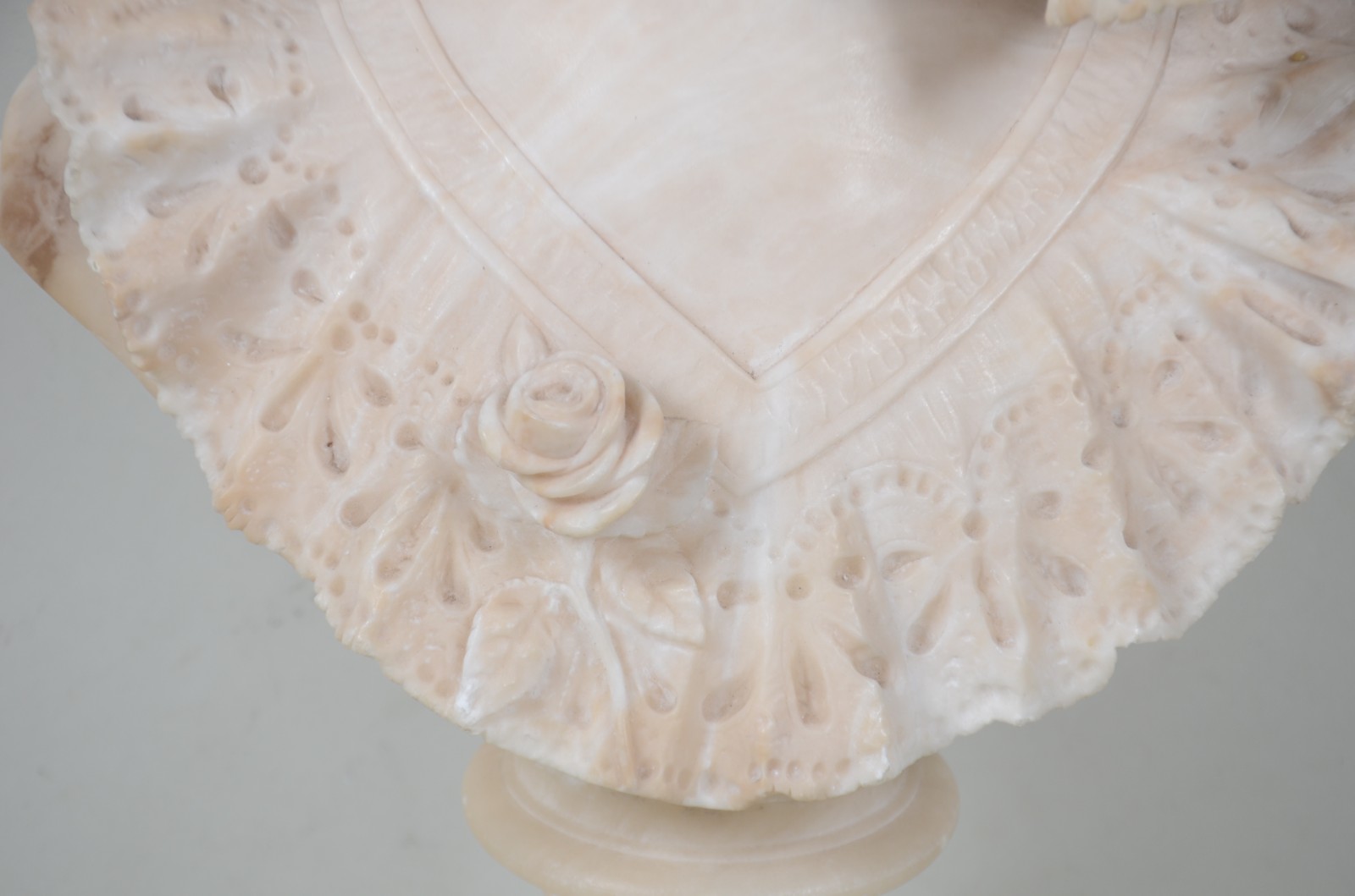 Belíssima escultura de mármore representando figura feminina com... - foto 8 de 10