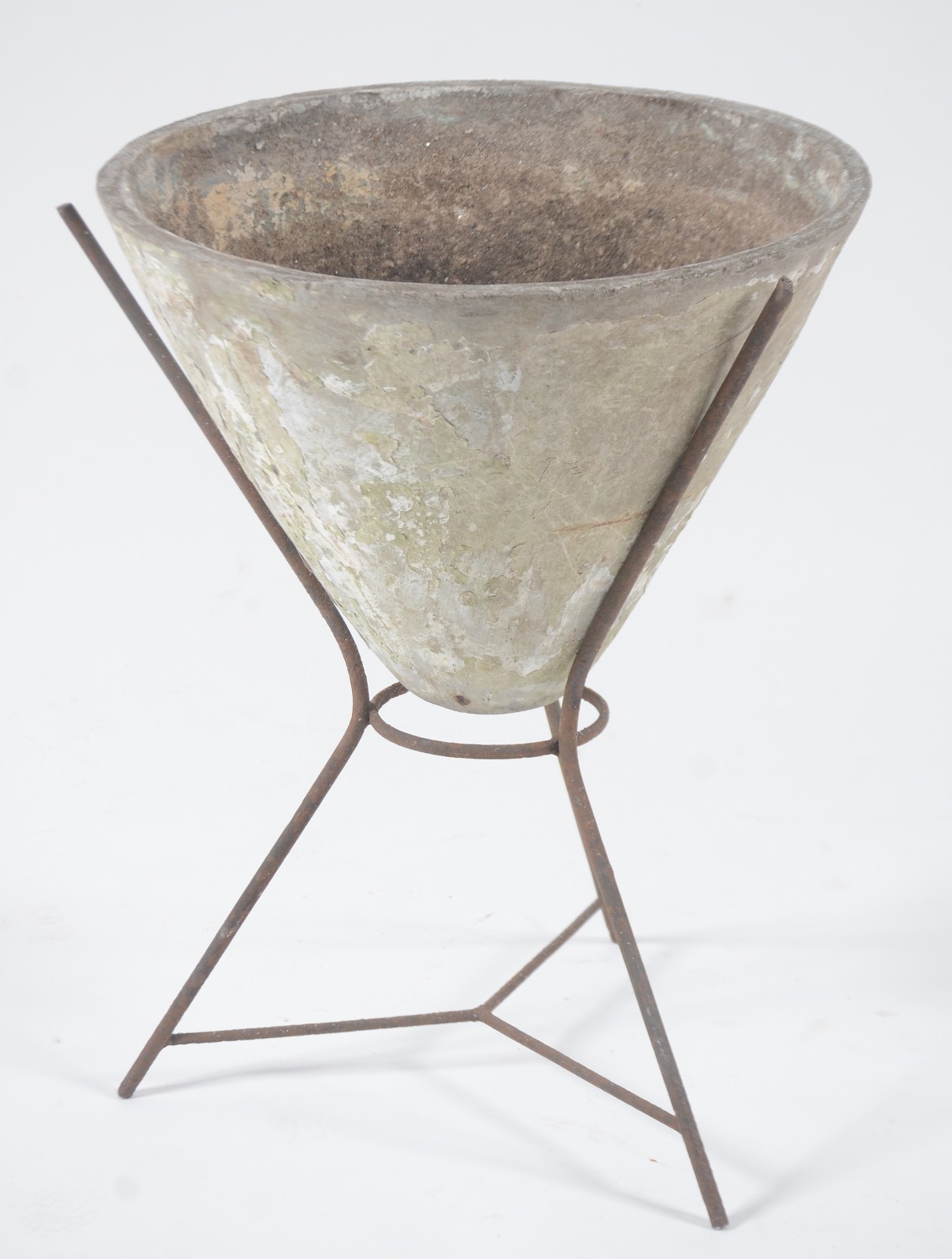 Vaso/Floreira - Eternit. Com rachaduras e base oxidada. - foto 1 de 5